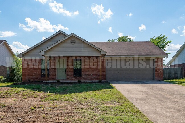 Building Photo - Lovely newer 3/2 in Conway!