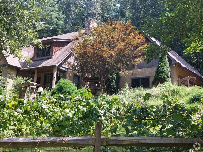 Building Photo - 33 Hoyt Rd
