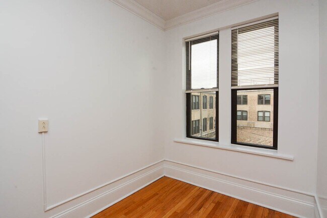 Building Photo - 2704 N Sawyer Ave