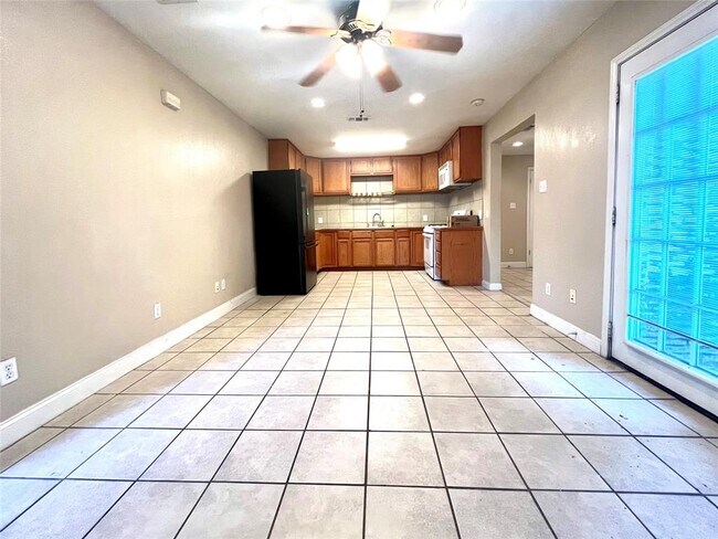 Building Photo - 304 Montopolis Dr