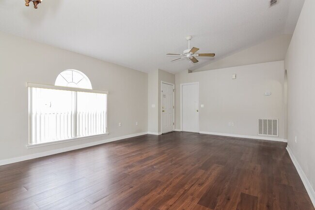 Foto del edificio - 5919 Lake Front Dr