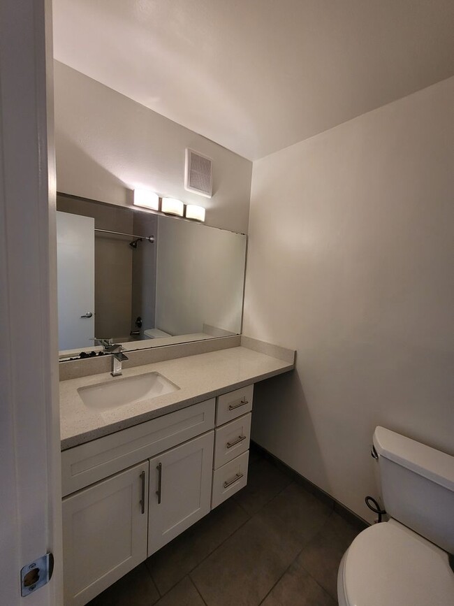Building Photo - Spacious & Modern 1 Bedroom Condo