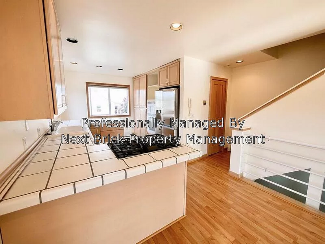 Primary Photo - 2 Bed and 2 Bath Stunning Alki Townhome is...