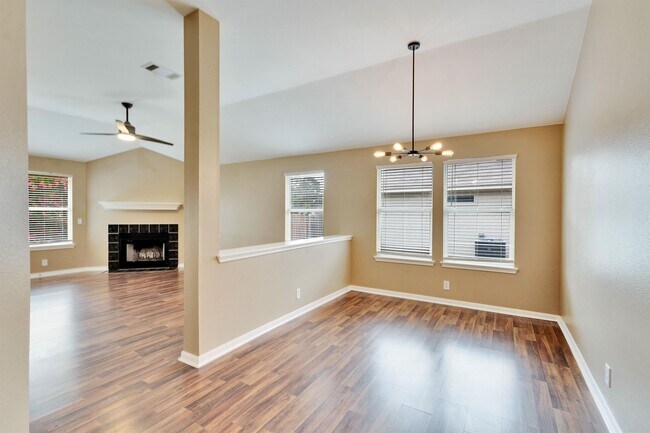 Foto del edificio - 1006 Buttercup Ct