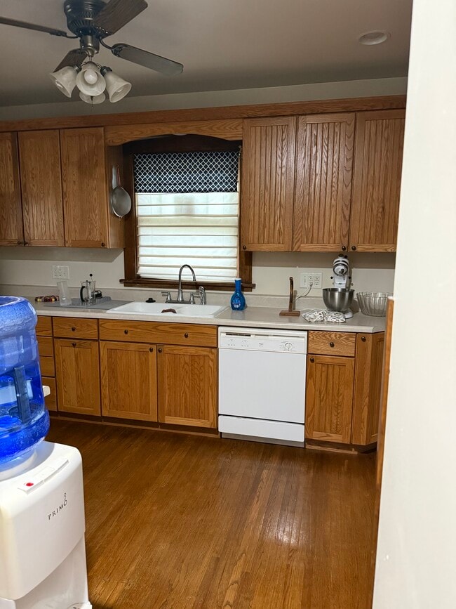 Building Photo - 924 N Rebecca Pl