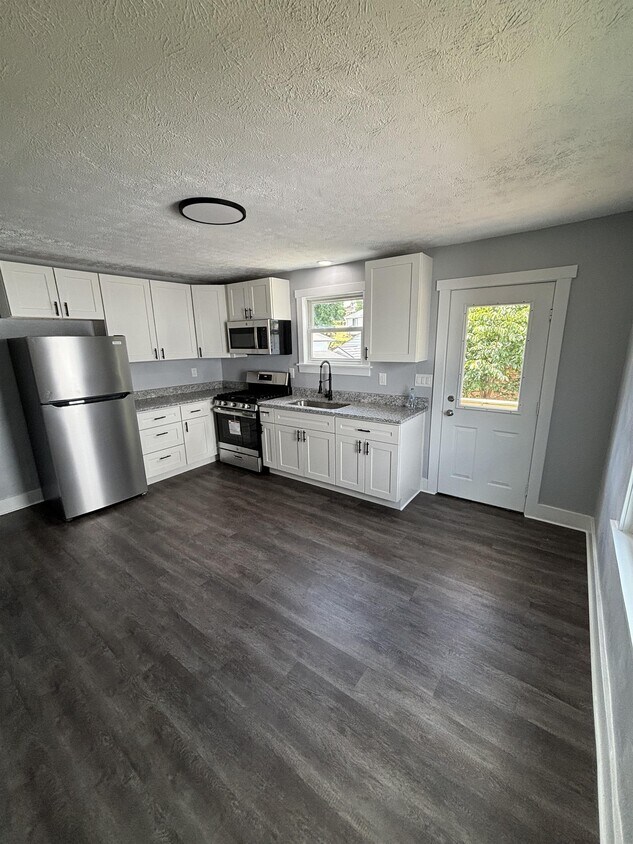 Primary Photo - 553 Farnsworth Ave