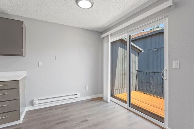 Building Photo - Affordable Comfort! Spacious 2-Bedroom Apa...