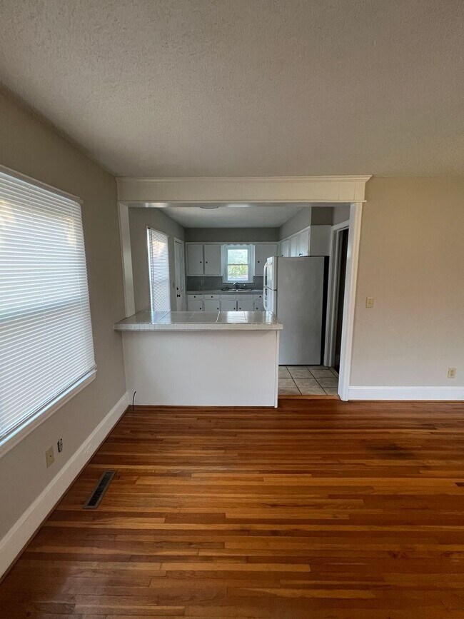 Building Photo - 3 Bedroom Single Family Home (LARGE BACK Y...