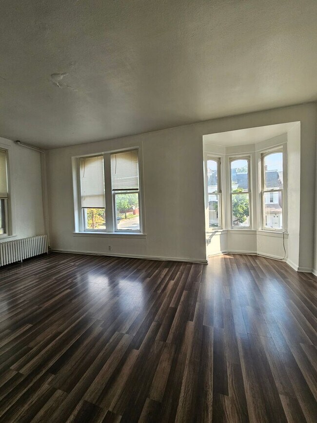 Foto del edificio - 262 ROOSEVELT AVE.
