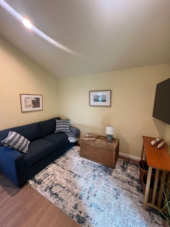Building Photo - Ventura - Fully furnished one bedroom, one...