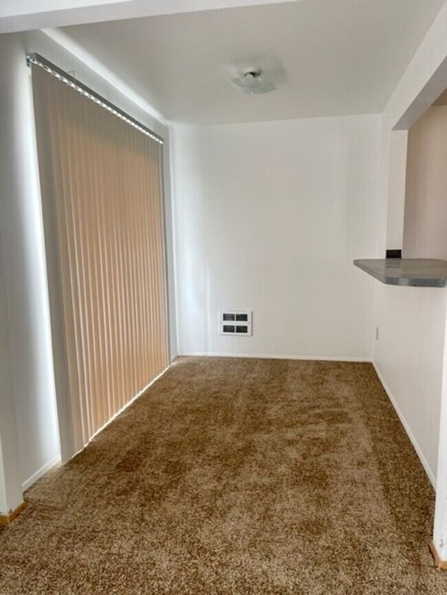 Foto del edificio - Cute & Spacious 2 Bedroom 1 Bath w/ Move i...