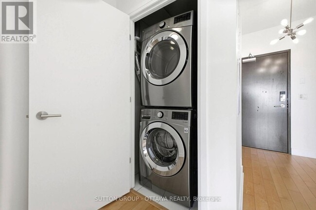 Building Photo - 1035 Bank St