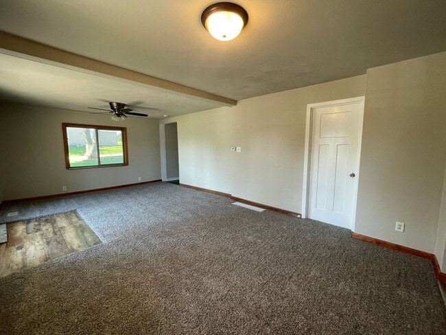 Building Photo - 3 Bedroom 2 Bathroom Fenced in Back Yard
