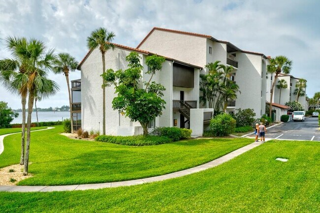 Foto del edificio - 1608 Stickney Point Rd