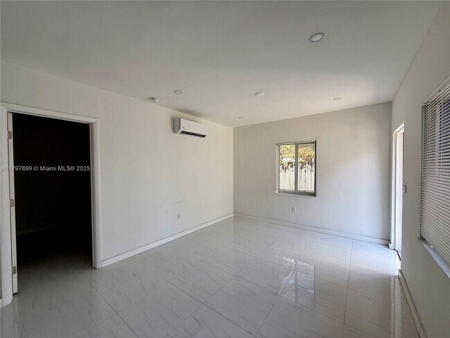 Foto del edificio - 572 NE 67th St