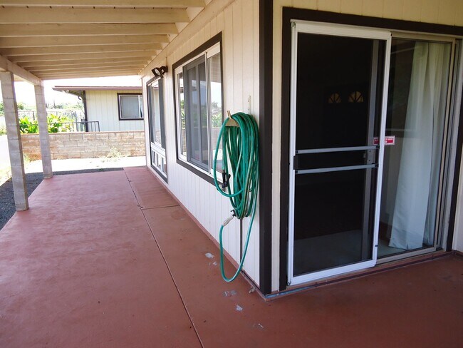 Foto del edificio - Clean 3 Bedroom, 2 Bath, 2 Car Garage Home in Village with views!!!