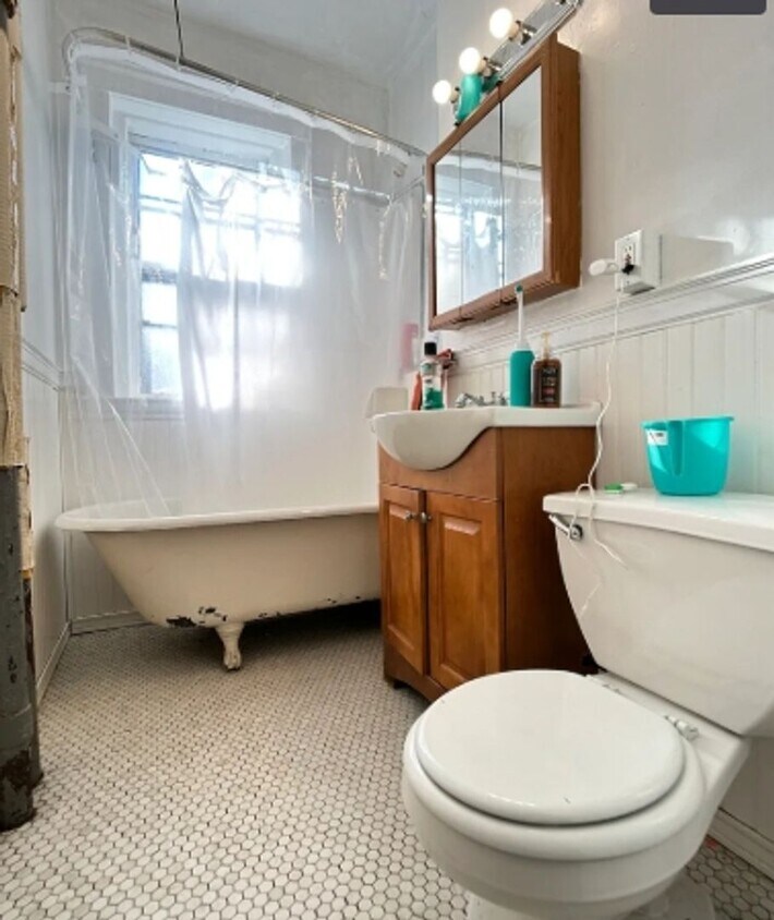 Building Photo - Sunny Studio Available 9/1/26