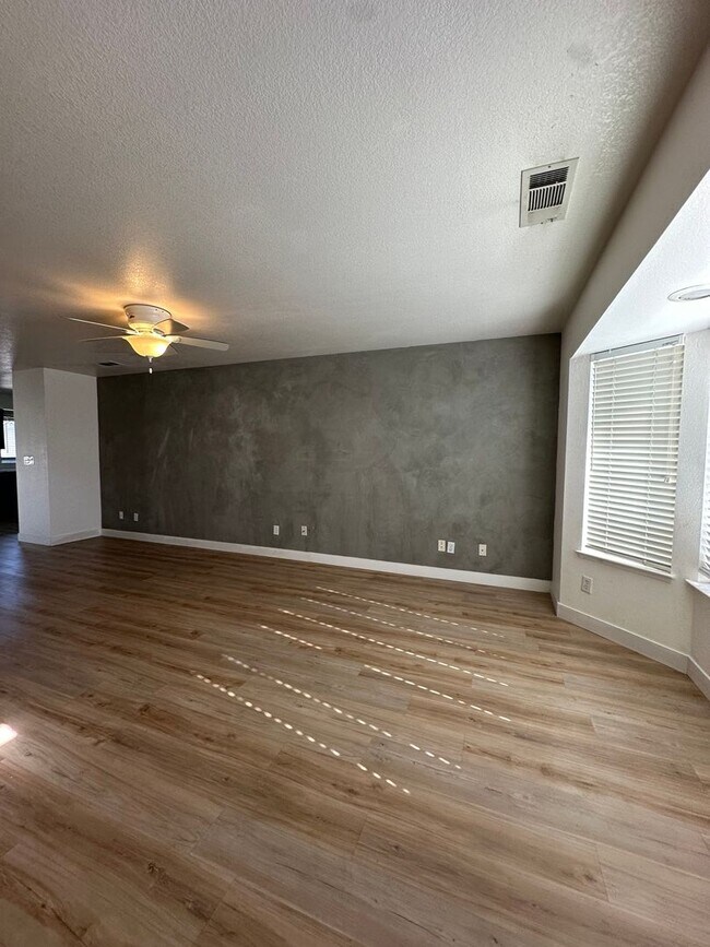 Foto del edificio - Charming Home Rent Ready !