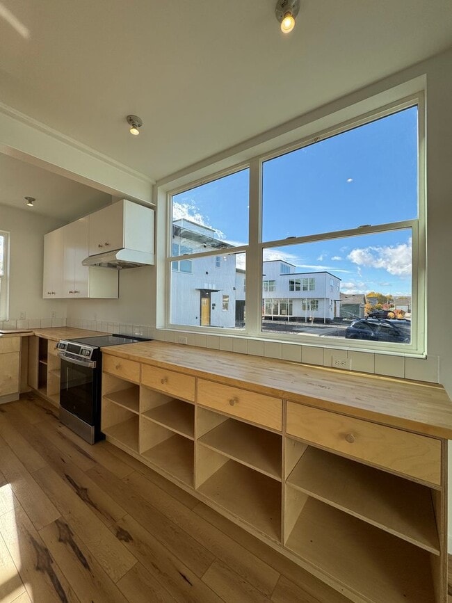 Foto del edificio - Spacious 4-Bedroom, 3-Bath Home with Stunning Views