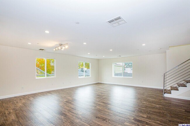 Building Photo - 242 W Linden Ave
