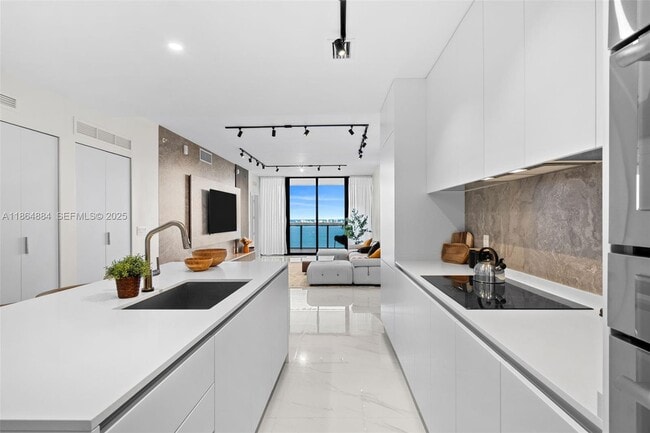 Foto del edificio - 700 NE 24th St