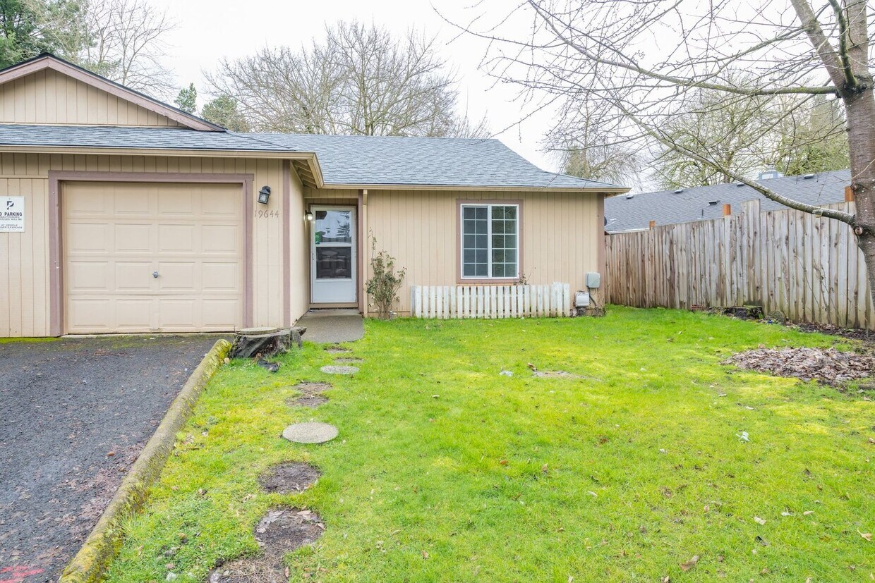 Foto principal - Conveniently Located 2 Bed 2 Bath Duplex w...