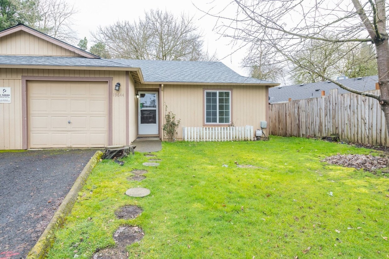 Primary Photo - Conveniently Located 2 Bed 2 Bath Duplex w...