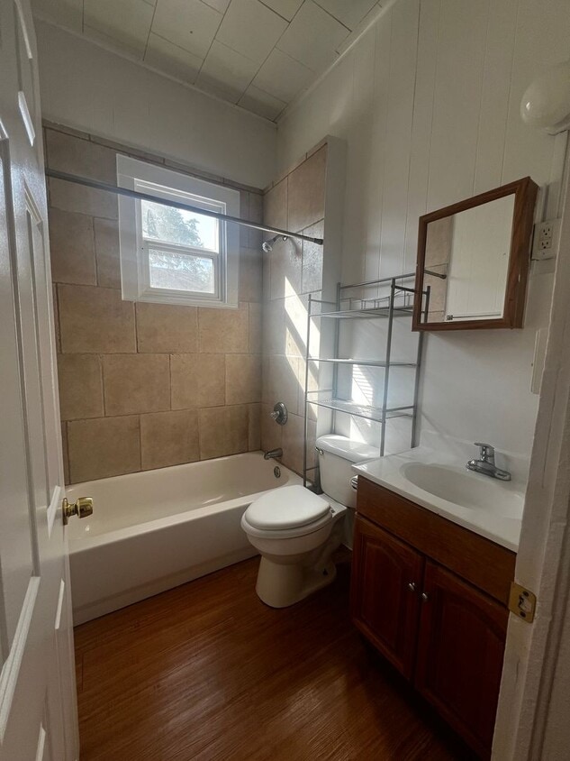 Building Photo - 1 Bedroom, 1 Bathroom Duplex