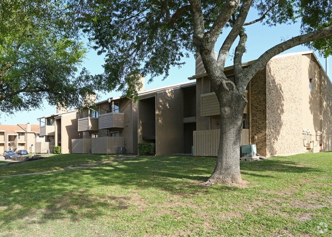 Building Photo - Living Oaks Apartments