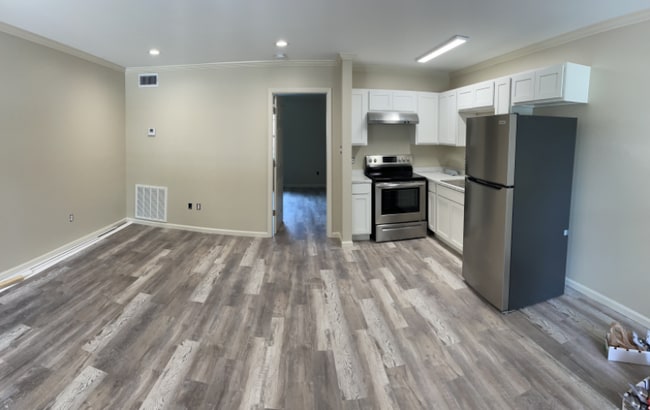 Building Photo - 600 E University Ave