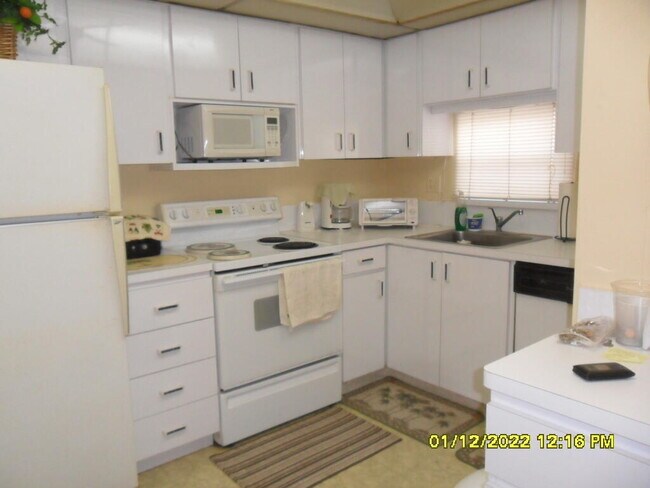 Building Photo - 9420 S Hollybrook Lake Dr