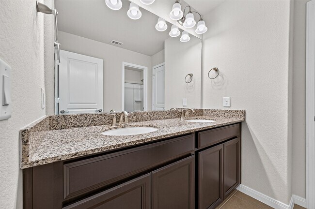 Foto del edificio - 24603 Royal Pike Dr