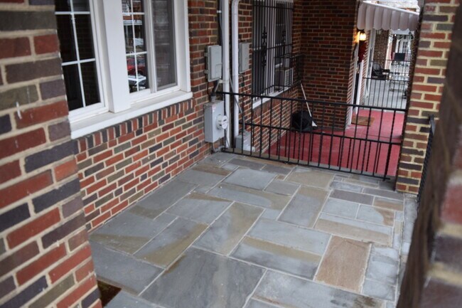 Foto del edificio - Regal Rowhome! 3 Beautiful Finished Levels!