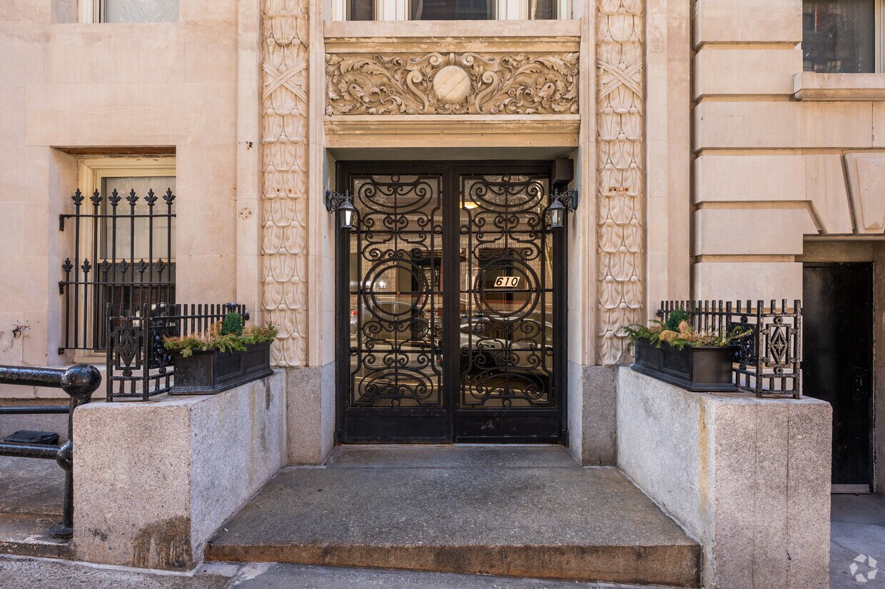 Building Photo - 608 W 115th St