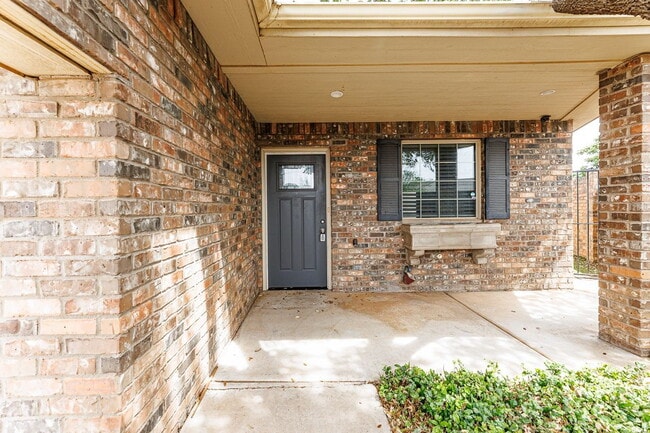 Foto del edificio - Spacious 3-Bedroom in Gated Community