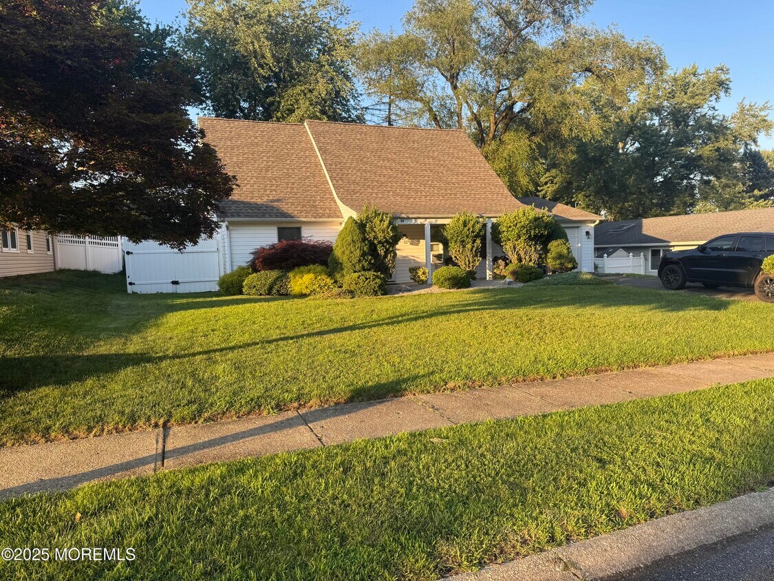 Primary Photo - 28 Irongate Ln