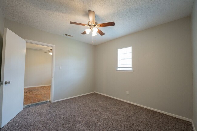 Building Photo - 3 bedroom home in Mesquite!