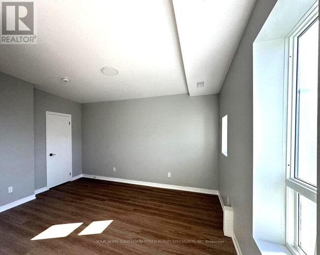 Photo du bâtiment - 9 Wellington St E