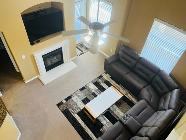 Foto del edificio - Beautiful Tri-Level Condominium in Gated Elk Grove Community!