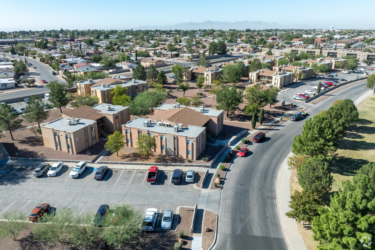 Primary Photo - Lynwood Garden Apartments