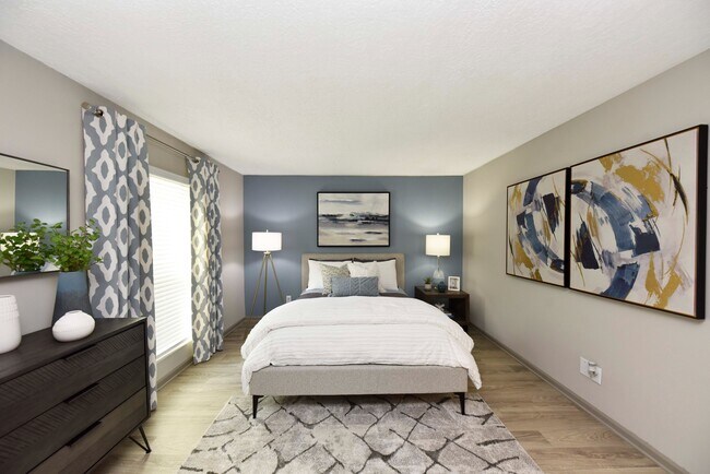 Amplia sala de estar con pisos estilo madera noble. - The Ashton