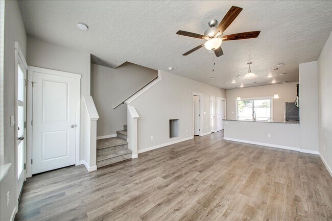 Building Photo - Cute Townhome in SW Boise