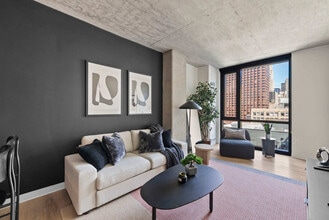 Building Photo - 633 S LaSalle St