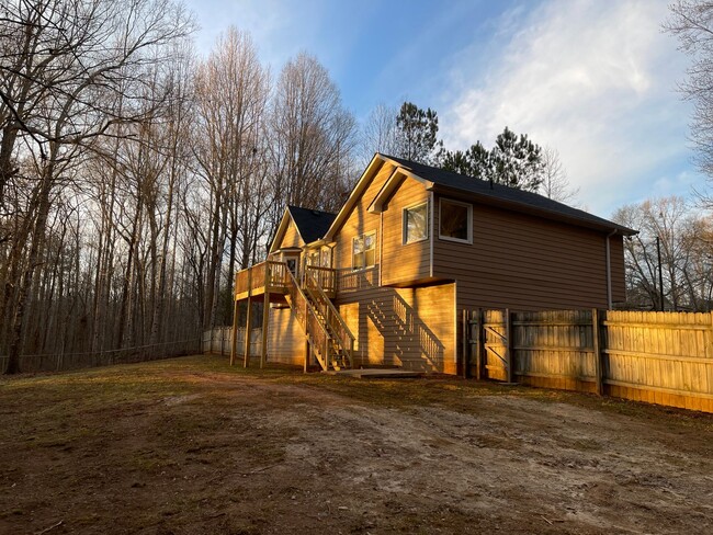 Foto del edificio - Split Foyer Home with Fenced Yard