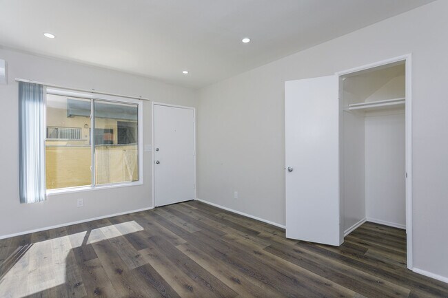 Building Photo - 502 Orange Ave
