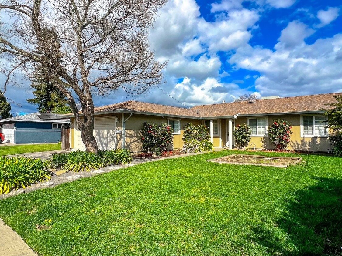 Foto del edificio - Single-Level Napa Classic with A/C, Fireplace & Attached Garage