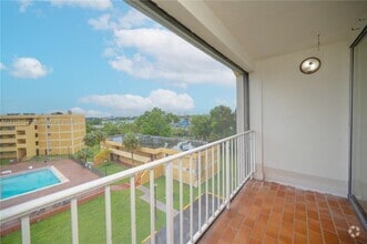Building Photo - 9210 Fontainebleau Blvd