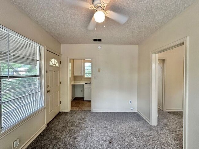 Building Photo - Available Now! Refreshed 1 Bedroom 1 Bath ...