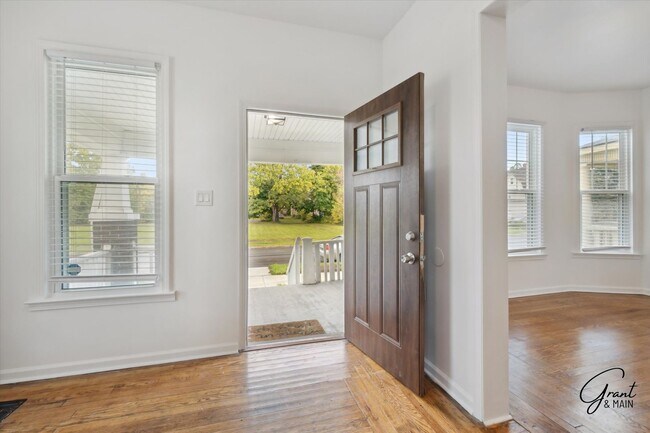 Building Photo - $1625 - Large 4 Bedroom, Renovated Home