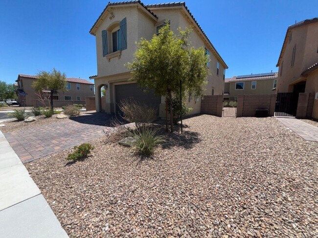 Foto del edificio - Charming 3-Bedroom Home with Spacious Back...